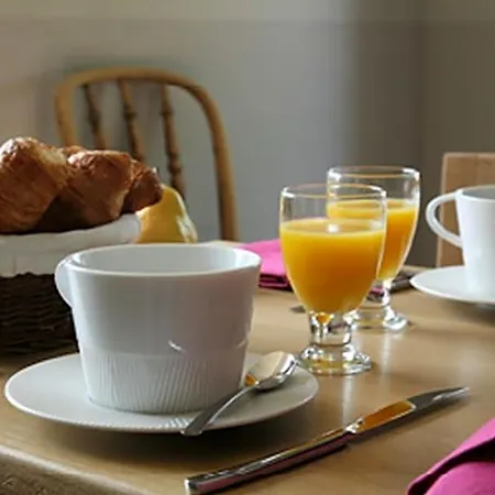 Capel Bed & Breakfast 3*
