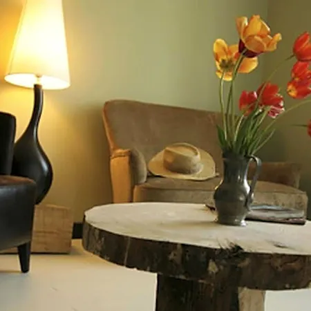 Capel Bed & Breakfast 3*